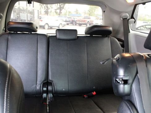 Used 2017 Toyota Sienna SE Premium image 12