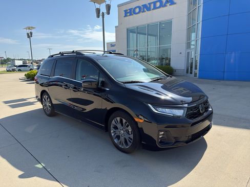 Used 2025 Honda Odyssey Touring image 3