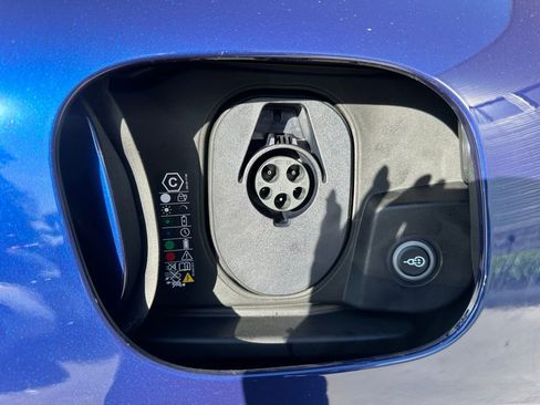 Used 2026 Porsche Macan Turbo Electric AWD/4WD image 44