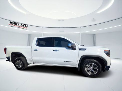 Used 2025 GMC Sierra 1500 SLT image 2