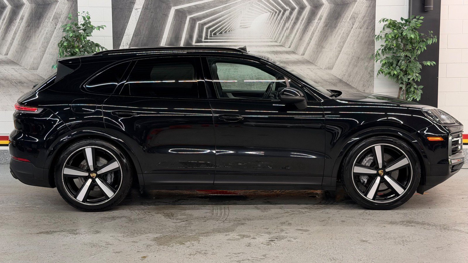 Used 2024 Porsche Cayenne AWD/4WD image 6