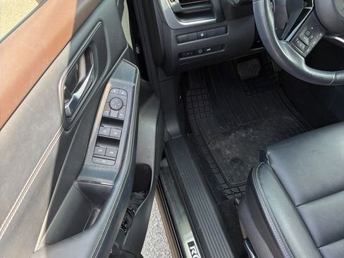 Used 2023 Nissan Rogue SV w/ SV Premium B Package image 16