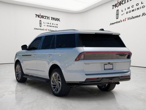 New 2026 Lincoln Navigator Premiere AWD/4WD image 5