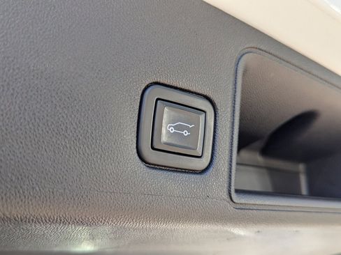 Used 2021 GMC Terrain SLT image 29