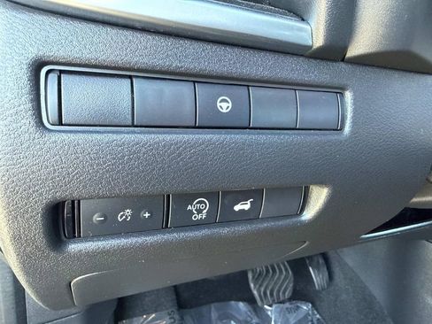 Used 2024 Nissan Rogue SV image 30