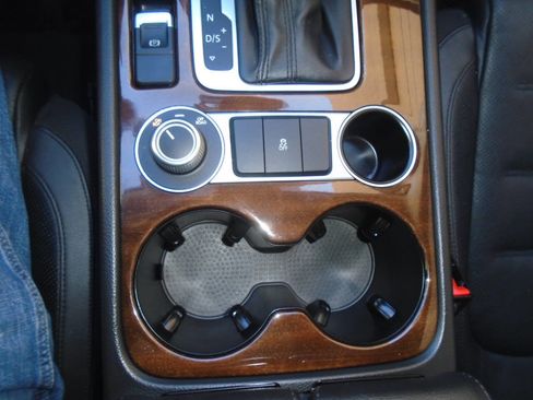 Used 2016 Volkswagen Touareg TDI image 41