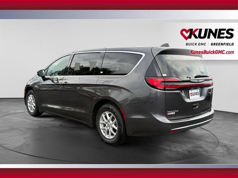 Used 2023 Chrysler Pacifica Touring-L FWD image 8
