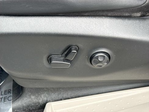 Used 2024 Chrysler Pacifica Touring-L FWD image 22
