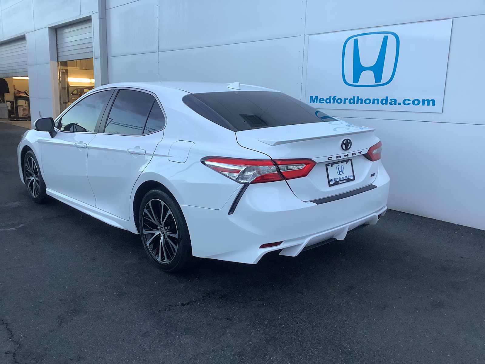 Used 2020 Toyota Camry SE w/ Carpet Mat Package FWD image 4