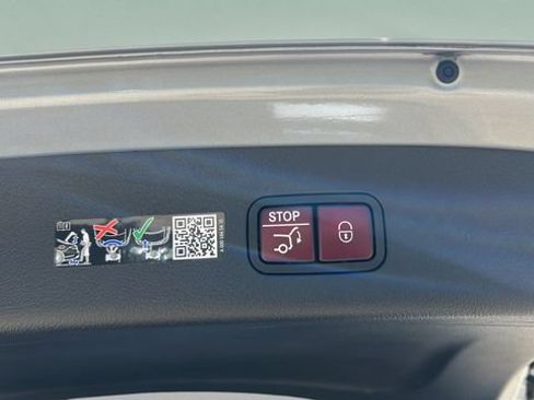 Used 2025 Mercedes-Benz GLC 350e 4MATIC image 29