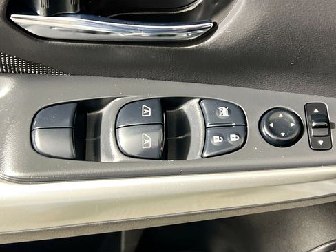 Used 2018 Nissan Kicks SV image 16