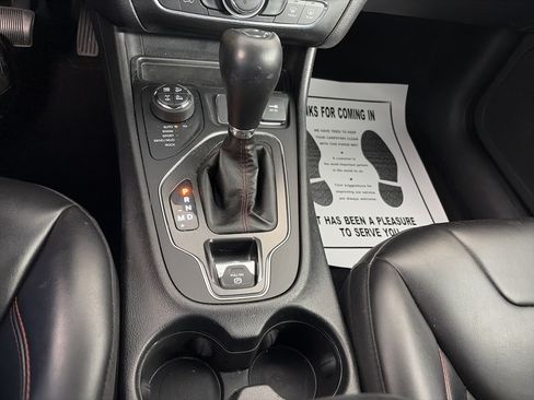 Used 2020 Jeep Cherokee Trailhawk AWD/4WD image 21