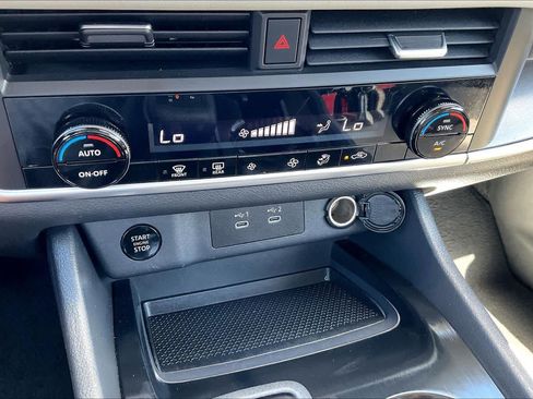 Used 2025 Nissan Rogue SV FWD image 30