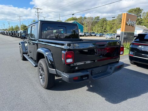 Used 2025 Jeep Gladiator Sport image 6