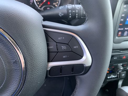Used 2020 Jeep Renegade Latitude FWD image 20