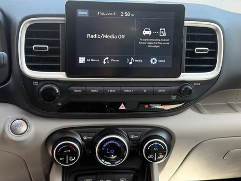 Used 2024 Hyundai Venue SEL FWD image 13