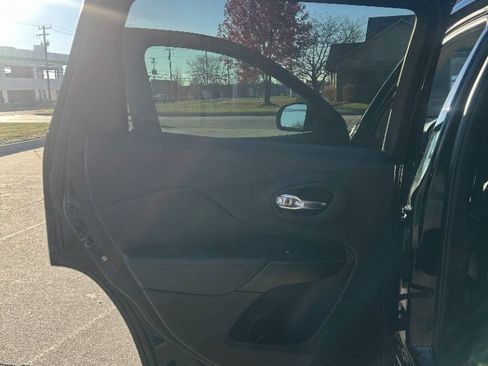 Used 2019 Jeep Cherokee Trailhawk w/ Cold Weather Group image 32