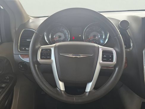 Used 2016 Chrysler Town & Country Touring FWD image 32