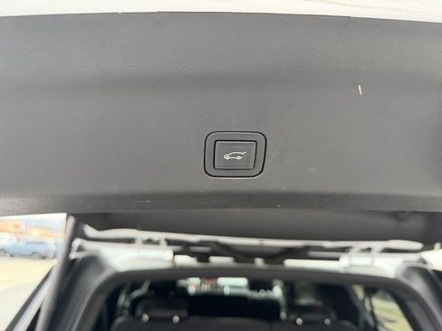 Used 2024 GMC Yukon XL SLT image 6