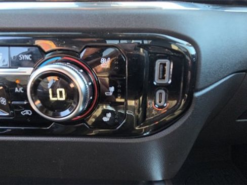 Used 2024 GMC Sierra 1500 SLT w/ SLT Premium Plus Package image 31