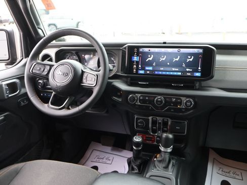 Used 2024 Jeep Wrangler Unlimited AWD/4WD image 13