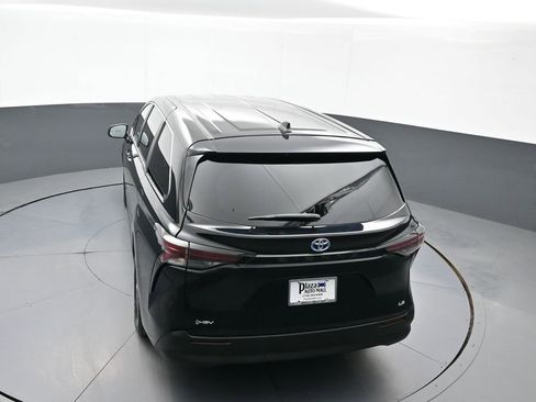 Certified 2025 Toyota Sienna LE image 39