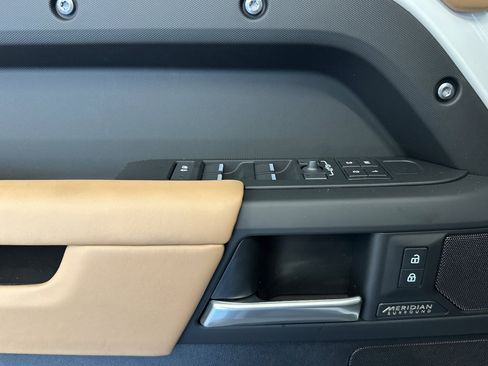 New 2026 Land Rover Defender 110 X-Dynamic SE image 15