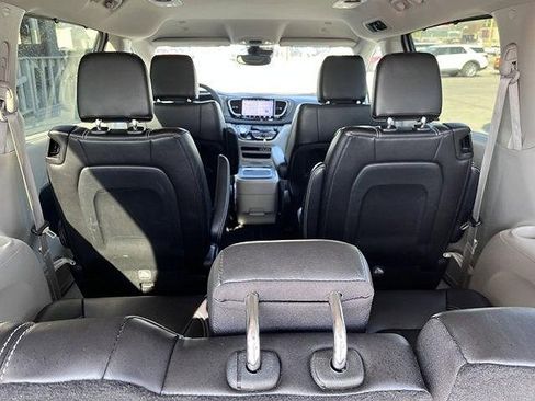 Used 2024 Chrysler Pacifica Touring-L FWD image 9