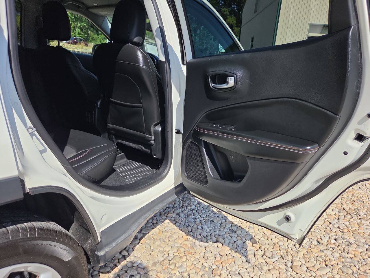 Used 2018 Jeep Compass Latitude w/ Popular Equipment Group AWD/4WD image 23