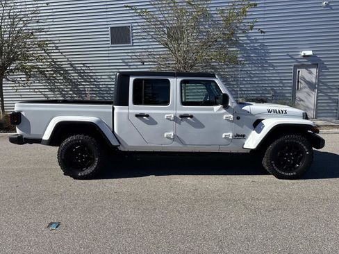 Used 2021 Jeep Gladiator Willys image 5
