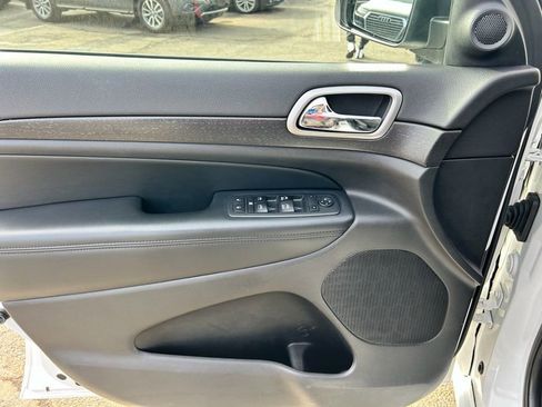 Used 2017 Jeep Grand Cherokee Altitude image 19