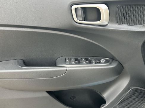 Used 2024 Hyundai Venue SEL FWD image 12