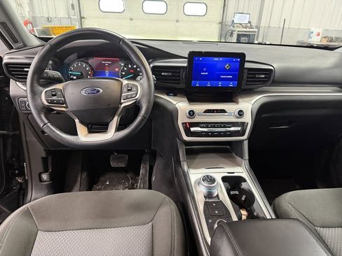 Used 2024 Ford Explorer XLT image 2