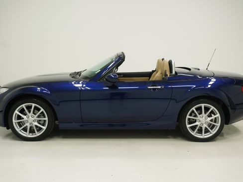 Used 2011 MAZDA MX-5 Miata Grand Touring RWD image 10