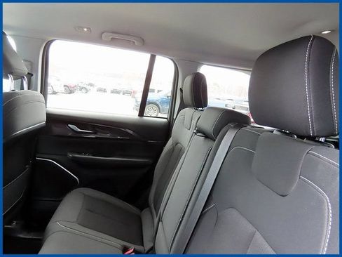 Used 2023 Jeep Grand Cherokee Laredo w/ Luxury Tech Group I AWD/4WD image 11