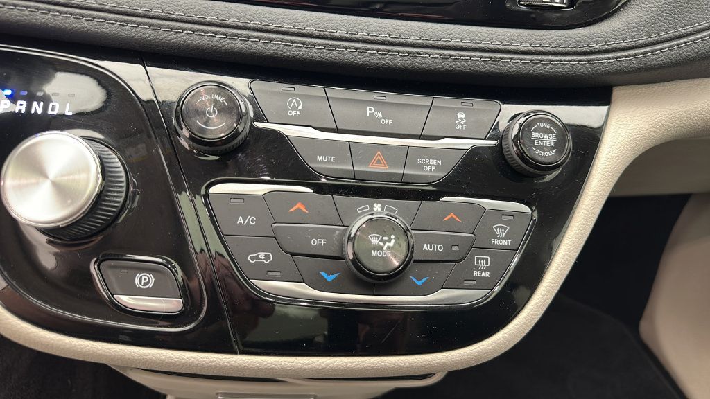 Used 2018 Chrysler Pacifica Limited w/ Tire & Wheel Group FWD image 19