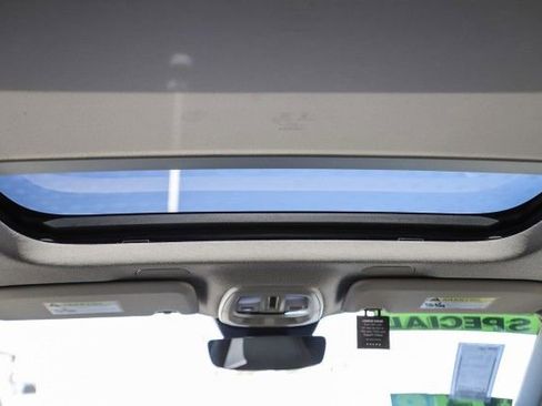 Used 2025 Volvo XC40 B5 Core w/ Protection Package Premier image 18