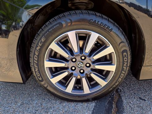 Used 2018 Toyota Sienna XLE Premium AWD/4WD image 17