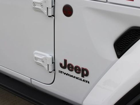 Used 2025 Jeep Wrangler Unlimited Rubicon AWD/4WD image 2