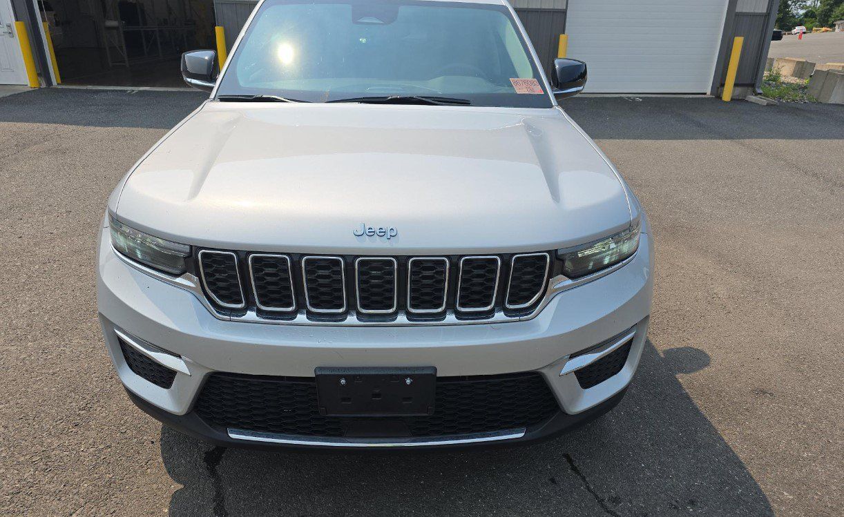 Used 2024 Jeep Grand Cherokee Limited 4xe AWD/4WD image 3
