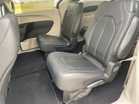 Used 2017 Chrysler Pacifica Touring-L image 8