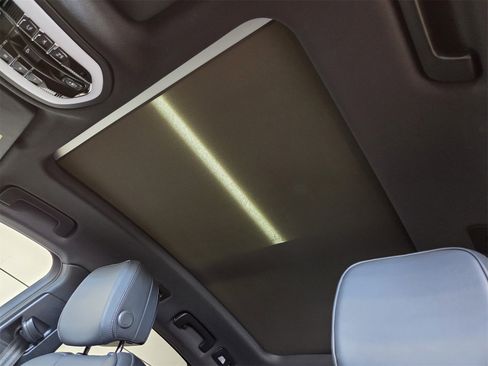 Used 2025 Porsche Macan Base image 10