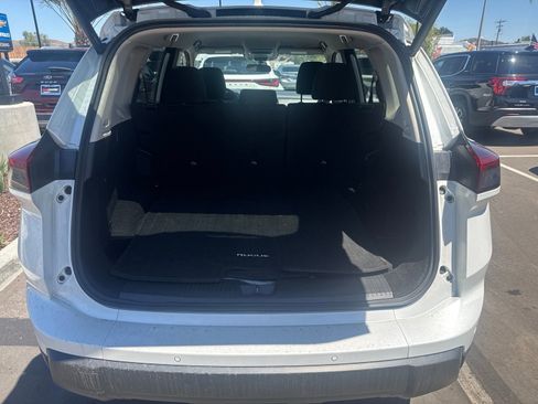 Used 2024 Nissan Rogue SV AWD/4WD image 6