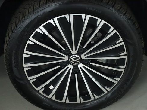 Used 2025 Volkswagen Taos SE image 10