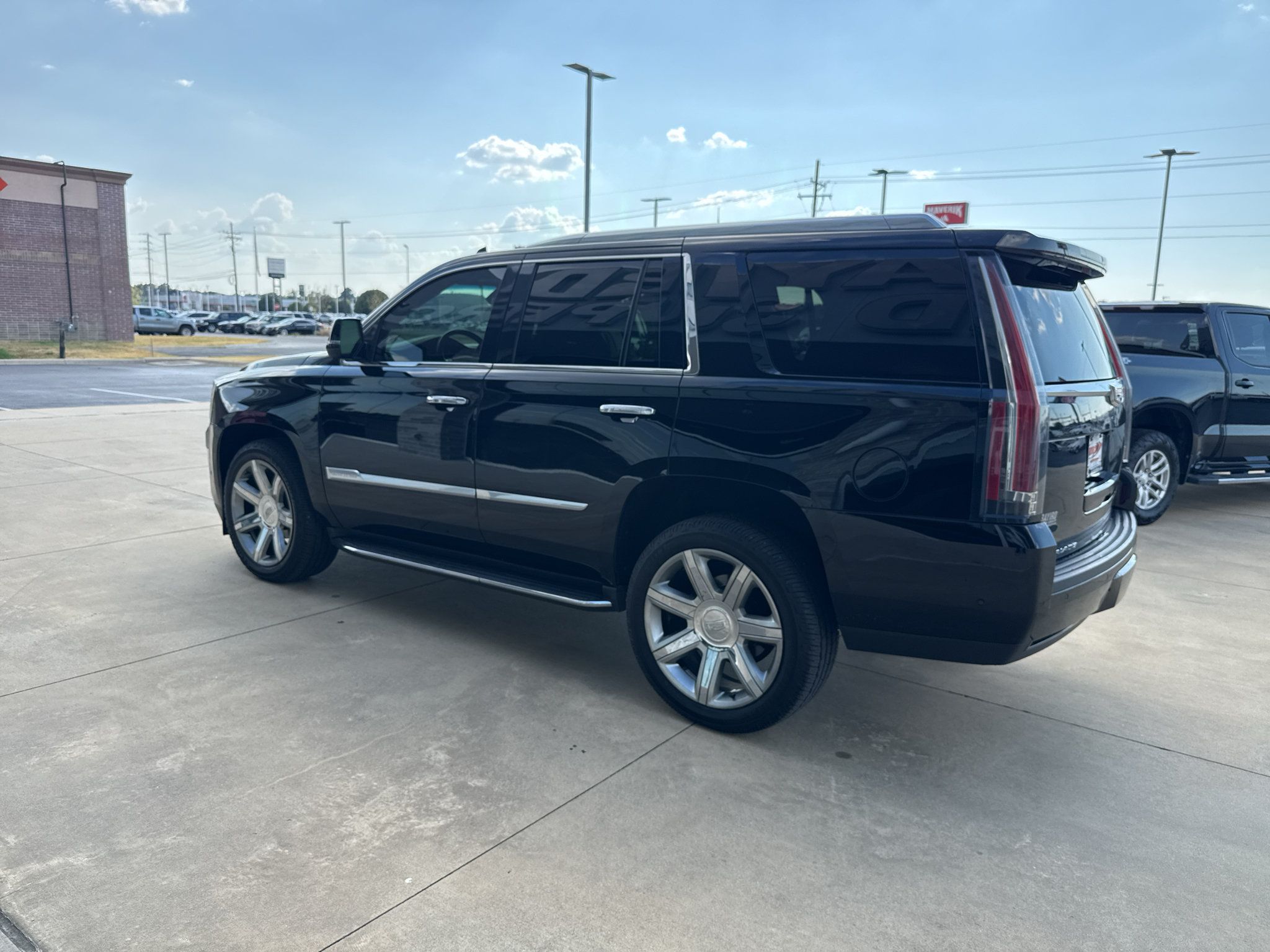 Used 2018 Cadillac Escalade Luxury AWD/4WD image 5