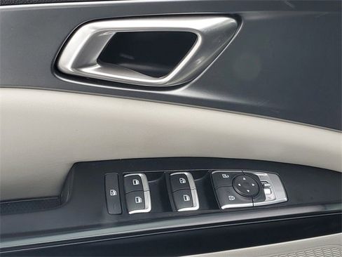 Used 2024 Kia Carnival LX image 15