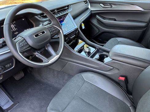 New 2025 Jeep Grand Cherokee Laredo image 9