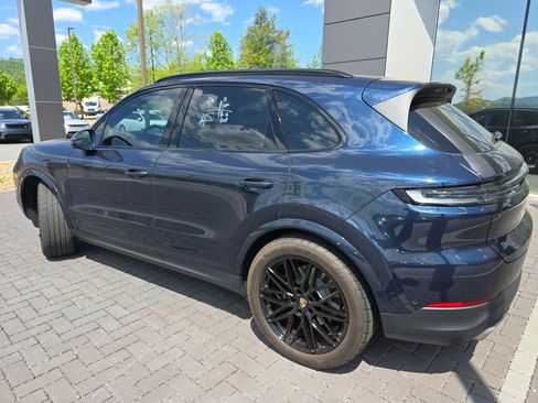 Used 2024 Porsche Cayenne AWD/4WD image 4