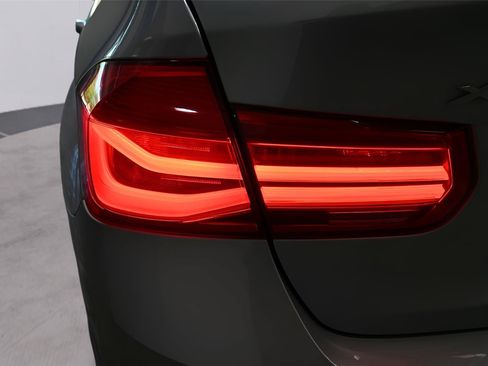Used 2018 BMW 320i xDrive Sedan AWD/4WD image 35