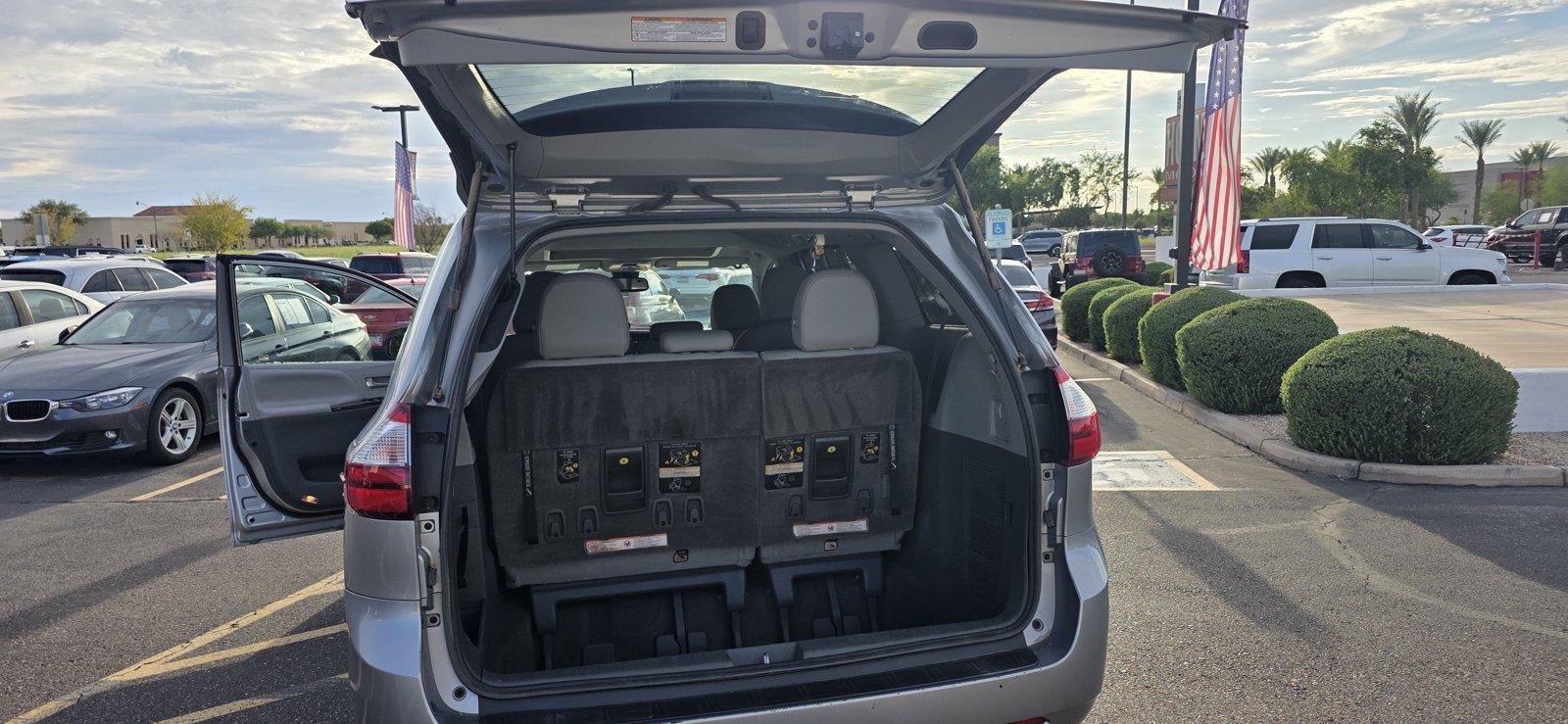 Used 2018 Toyota Sienna XLE FWD image 10